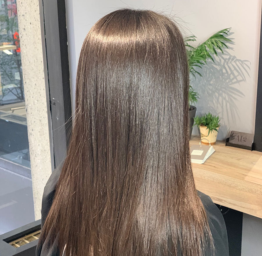 Cheveux longs lissés et brillants