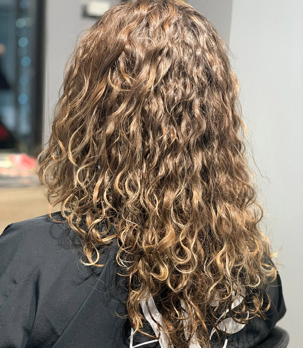 Cheveux bouclés par une permanente à la kératine