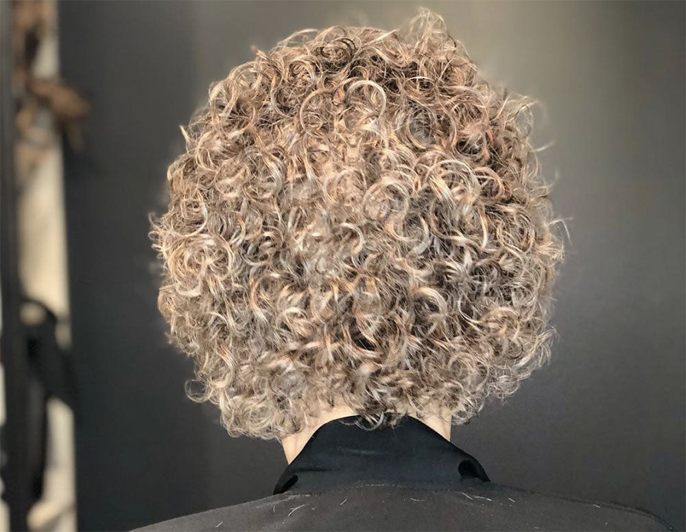 Cheveux bouclés grâce à une permanente