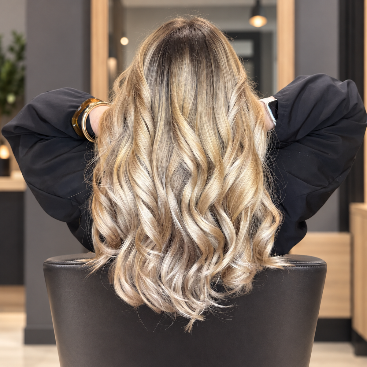 Décoloration : cheveux blond polaire ondulés