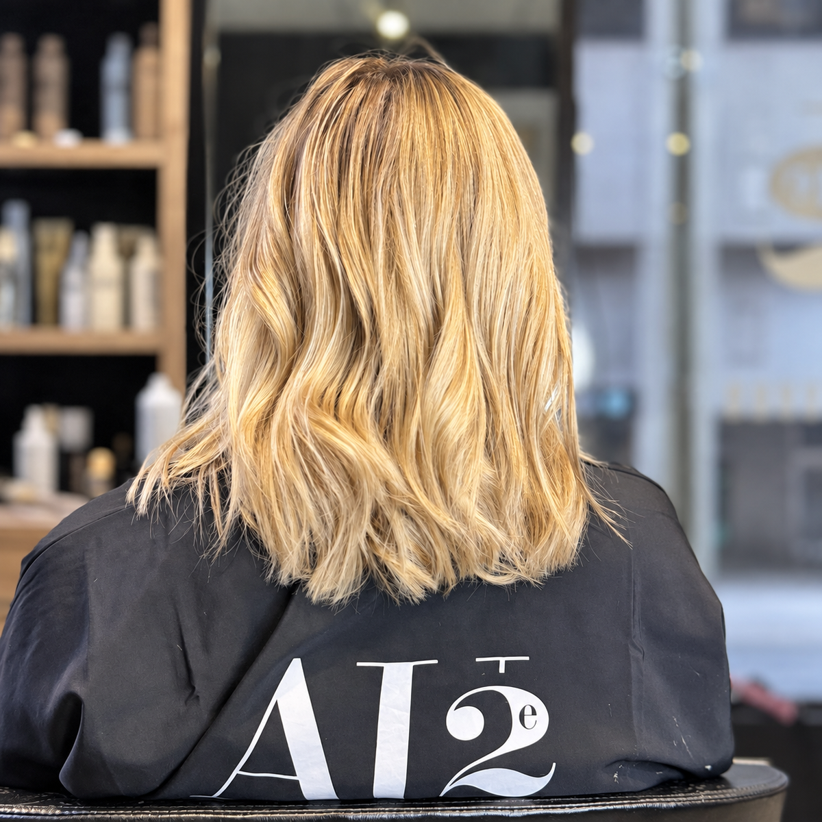 Mèches blondes sur cheveux longs ondulés