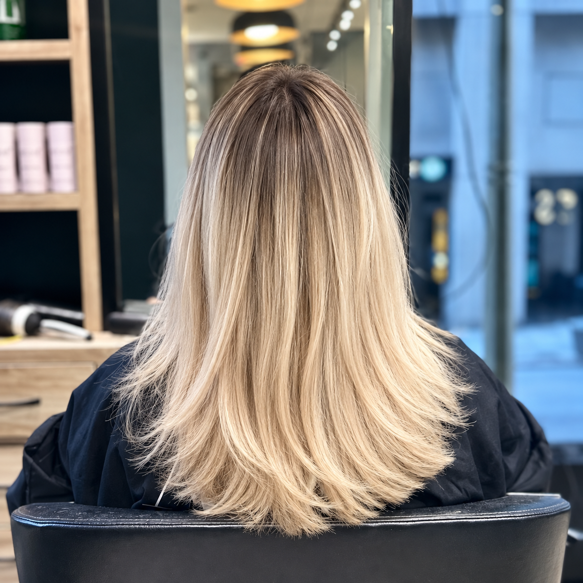 Root shadow : racines foncées fondues dans un blond lumineux