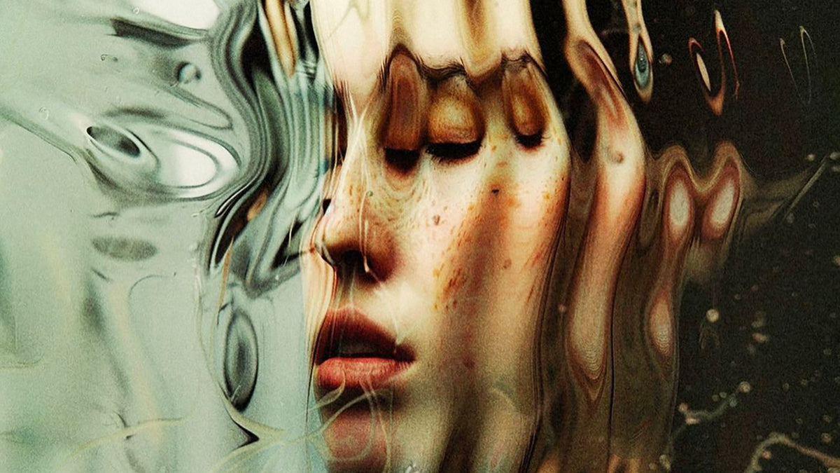 Visage aux yeux clos vu à travers l'eau, évoquant la détente du head spa