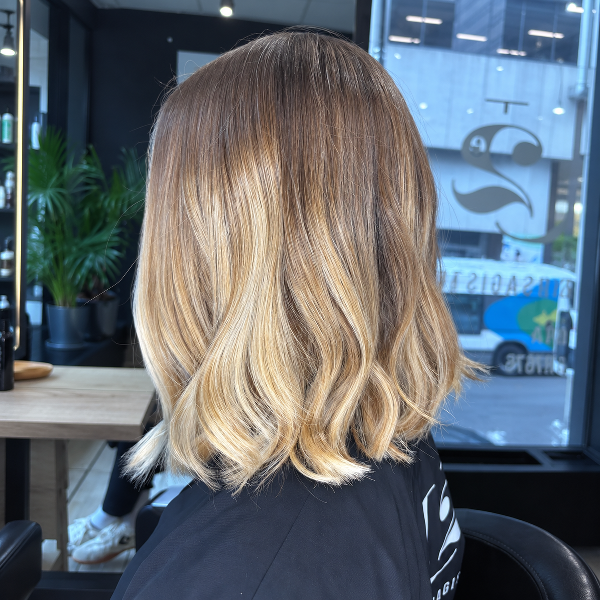 Cheveux mi-longs aux tons blonds après un démaquillant capillaire