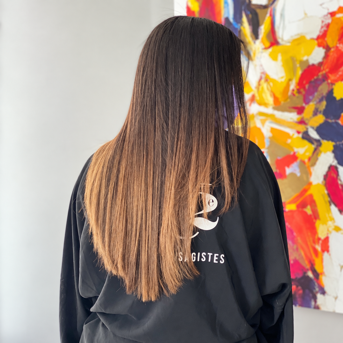 Ombré : racines brunes fondues vers des pointes plus claires