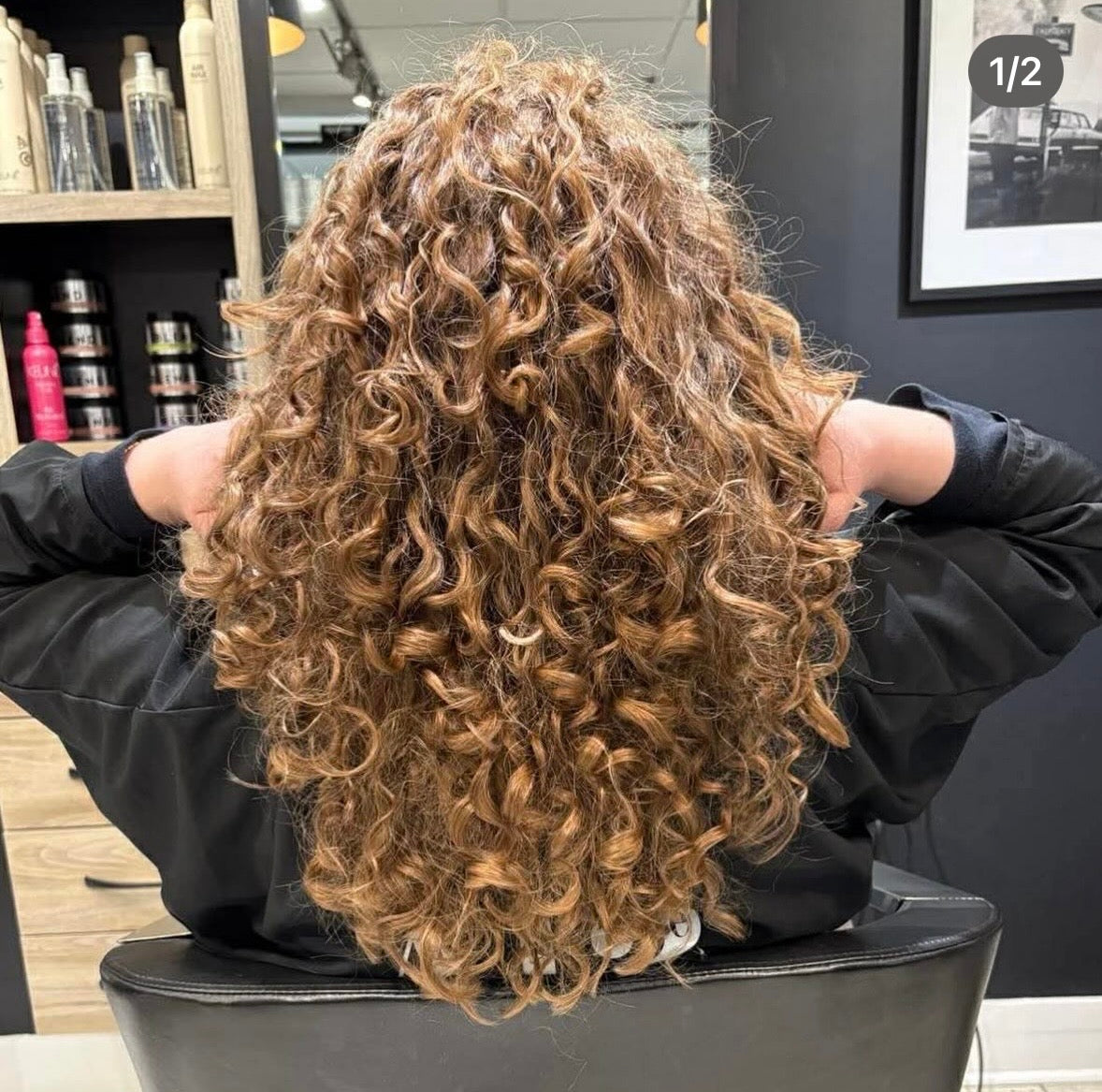 Cheveux bouclés et volumineux après une permanente