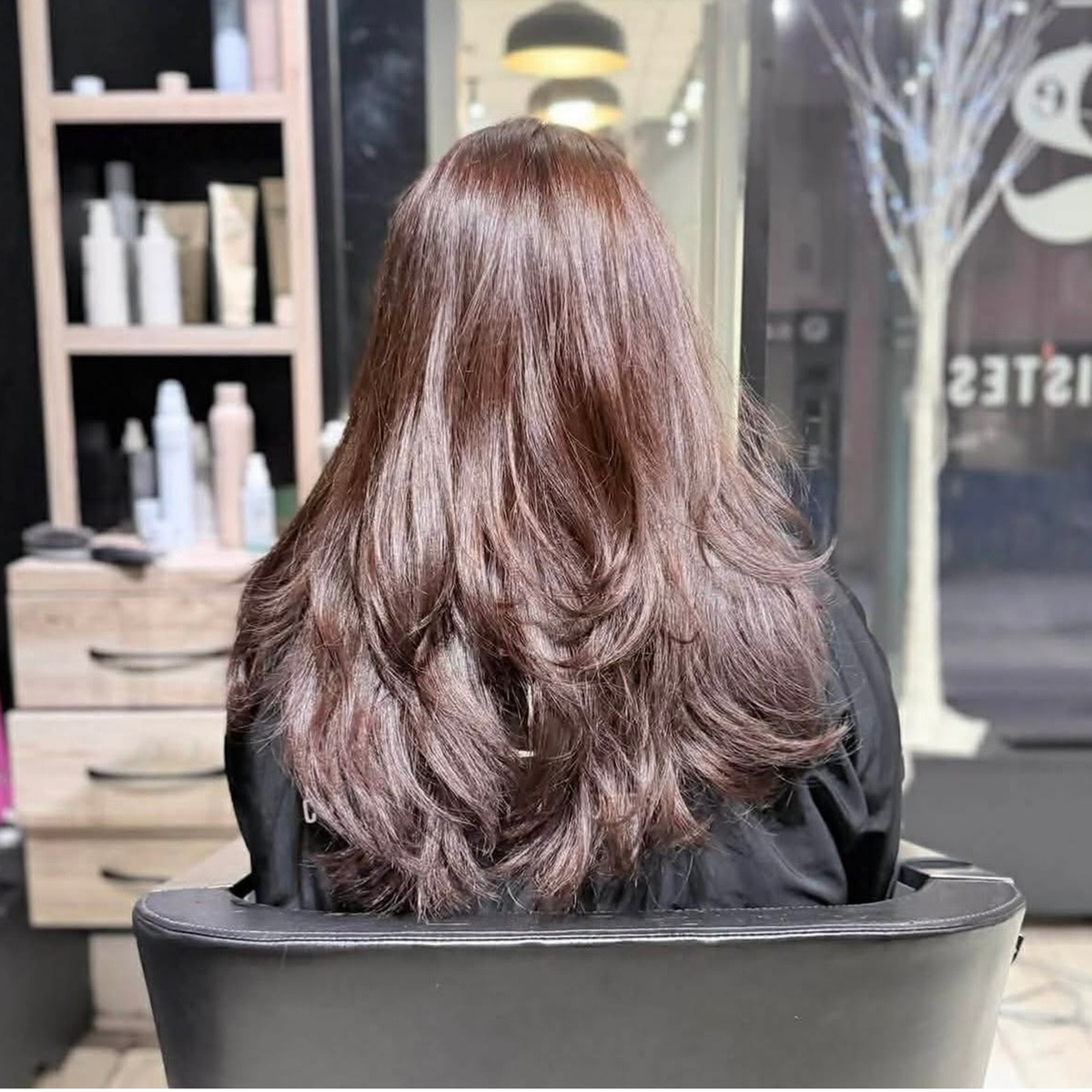Coupe dégradée sur cheveux longs aux reflets rosés