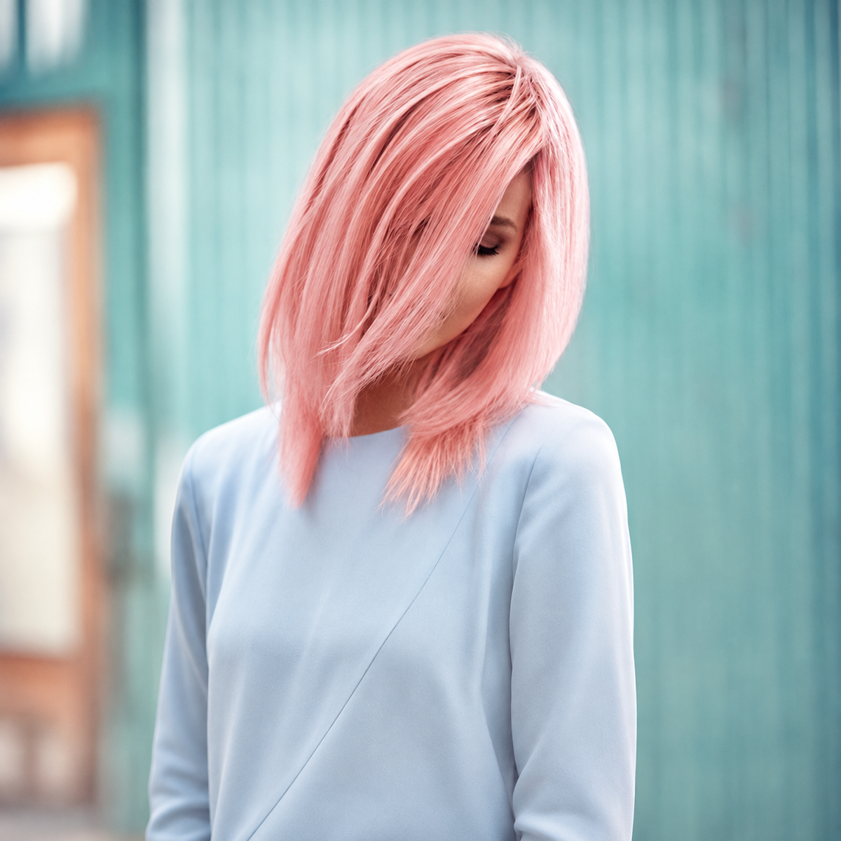 Coloration rose pastel sur cheveux mi-longs