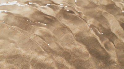 Eau qui s'écoule doucement, évoquant le rituel du head spa